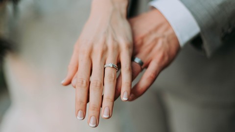 結婚式をあげるなら、まずは式場予約サイトをチェック？それともゼクシィ本？人生で幸せなひとときを過ごす結婚式場は、たくさんの式場から選ぶからPV数が多い！画像軽量化してあれば、ユーザーのギガも減らなくなる！